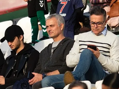 Cách xa M.U nghìn dặm, Mourinho chứng kiến thêm 1 thất bại