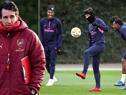 Cái lạnh khiến Ozil co rúm trong ngày trở lại sân tập Arsenal