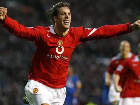 Cãi nhau với Ronaldo, Van Nistelrooy bị tống khỏi Man United