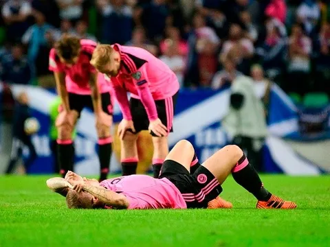 'Cầm vàng để vàng rơi', Scotland tức tưởi rời cuộc chơi