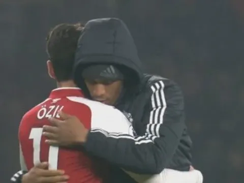 CẬN CẢNH: Ozil ôm chầm lấy cầu thủ, BHL Man United thân thiết