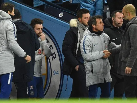 Sarri lướt qua như 'người vô hình', để lại Pep bơ vơ giữa đám đông