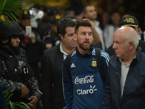 Cảnh sát bao quanh Messi khi Argentina đặt chân đến Ecuador
