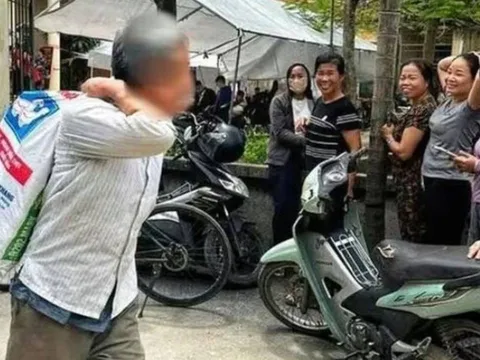 Cảnh tượng chưa từng có tại dự án 925.000 tỷ đồng: Người dân mang bao tải tiền đền bù đất