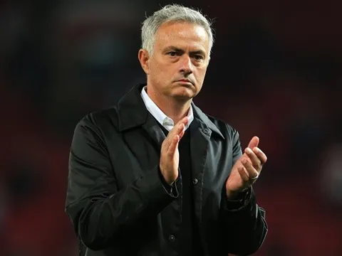 Cantona mượn Sir Alex để chỉ ra "khuyết điểm" lớn của Mourinho