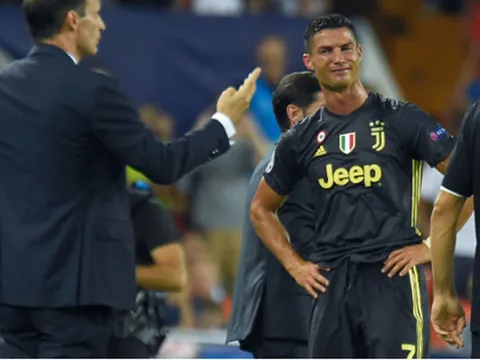 Ronaldo "đáp trả" Messi bằng thẻ đỏ, Juventus 10 người vẫn... đả bại Valencia