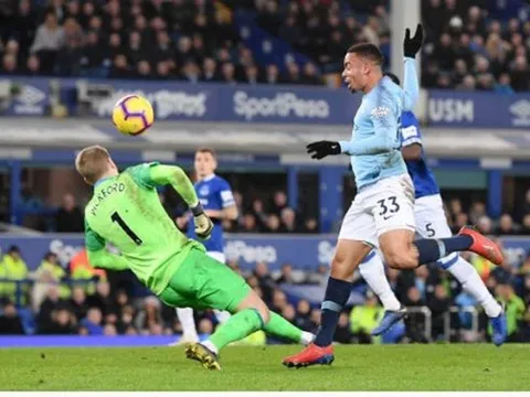 Hàng xóm "phản bội", Liverpool chính thức bị Man City soán ngôi vương EPL