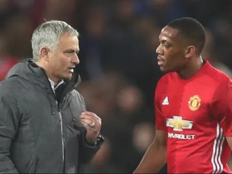 Tại sao Anthony Martial là cầu thủ duy nhất bị Mourinho phạt?