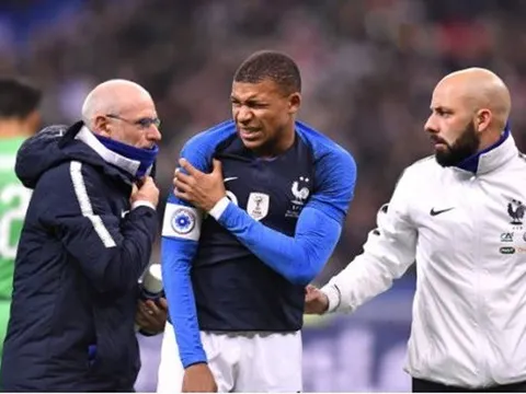 Tuyển Pháp bàng hoàng với hình ảnh Mbappe đau đớn trên sân