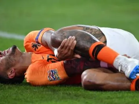 Không chỉ tịt ngòi, Depay còn làm người hâm mộ lo sốt vó với hình ảnh này