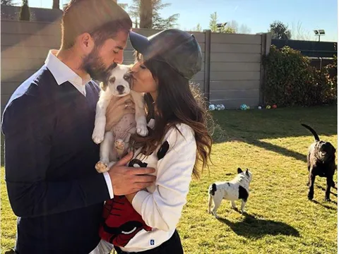 Isco và bạn gái hớn hở đón 'thành viên mới'