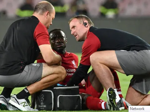 "Lá bài tẩy" Liverpool đau đớn rời sân bằng cáng