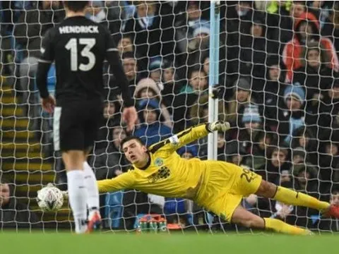 Dàn sao Man City nản lòng trước "De Gea" của Burnley