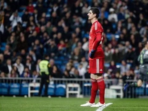 Courtois bất lực trước hàng thủ mơ ngủ của Kền kền trắng