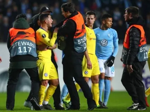 Vào sân từ băng ghế dự bị, Hazard gặp rắc rối với các cổ động viên