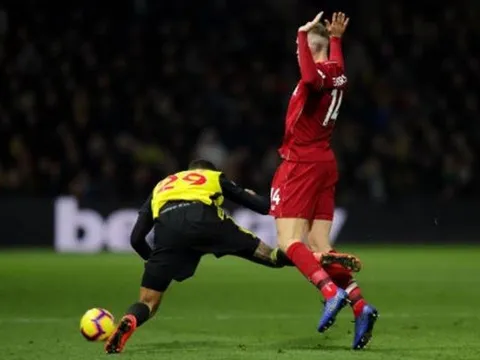 Đội trưởng Liverpool suýt thành tội đồ với pha bóng ngớ ngẩn