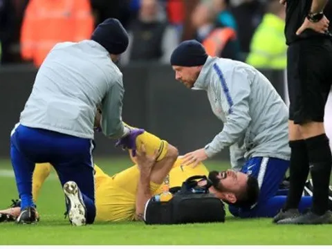 Hình ảnh thương tâm của Giroud trước Palace