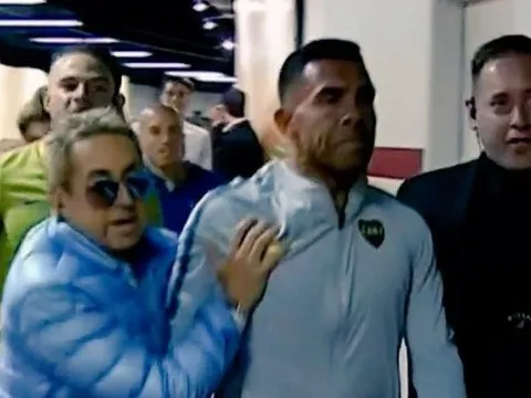 Kinh hoàng! Bị CĐV River Plate tấn công, cầu thủ Boca nhập viện, Tevez sợ xanh mặt