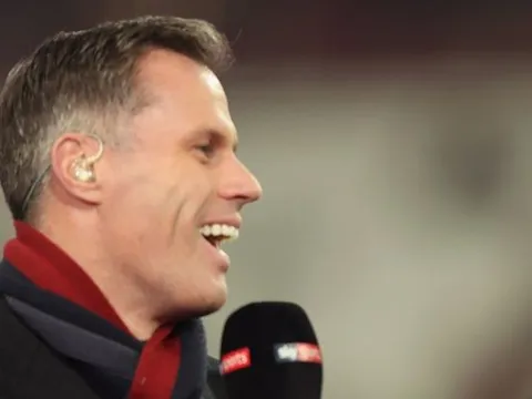 Carragher dùng Lindelof mỉa mai lại Gary Neville