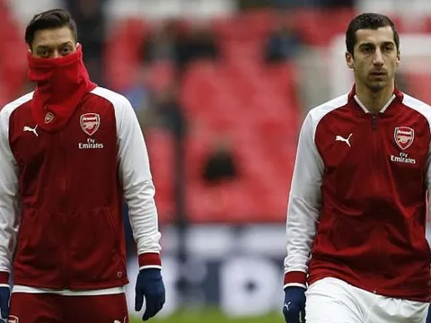Jamie Carragher chỉ ra 2 'tử huyệt' trong hệ thống chiến thuật Arsenal