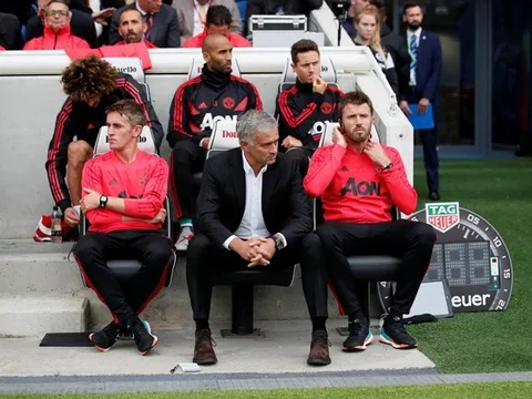 Carrick phá vỡ im lặng, lên tiếng về chuyện thay thế Mourinho