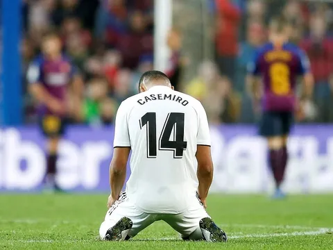 Casemiro quỳ gối bất lực trước thảm bại tại Camp Nou