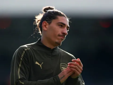 Hòa thất vọng, Emery tiết lộ lý do 'trảm' Bellerin chỉ sau 45 phút