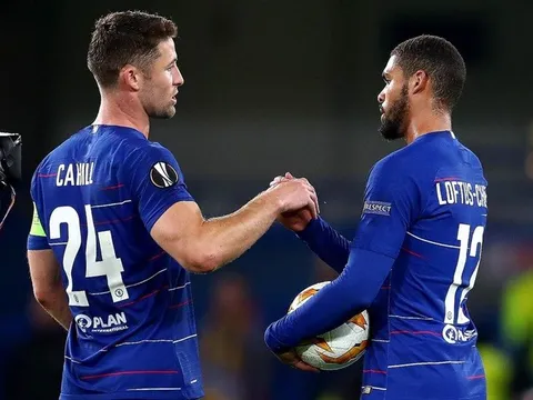 "Cậu ấy rất giống Jack Wilshere và cậu ấy phải rời Chelsea ngay"