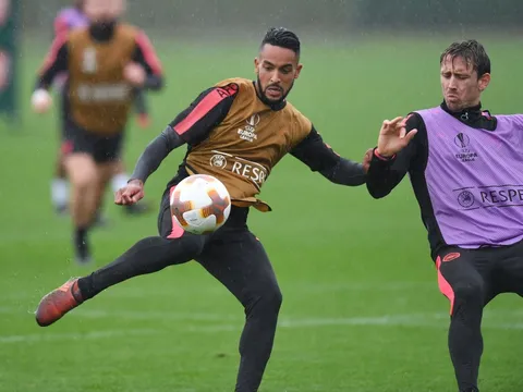 Cầu thủ Arsenal dầm mưa, nghe Wenger 'giáo huấn'