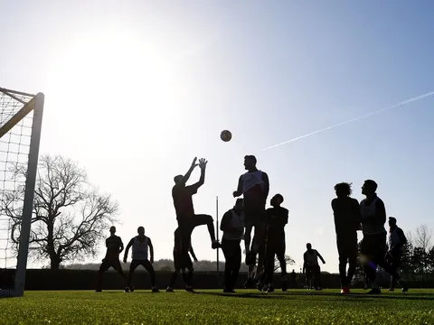 Cầu thủ Arsenal "đóng băng" trên sân tập trước derby