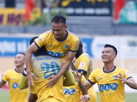 Cầu thủ FLC Thanh Hóa hồi hộp chờ thưởng nóng trận thắng Long An