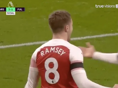 'Cầu thủ Fulham sững lại khi bóng chạm cột. Ramsey thì không'