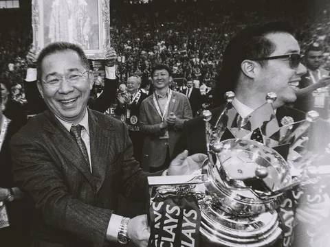 Cầu thủ Leicester cùng tri ân vị chủ tịch quá cố
