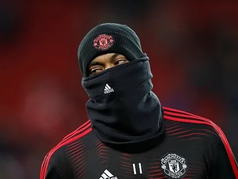 Cầu thủ Liverpool căng thẳng, phía M.U xuất hiện ninja trên sân Anfield