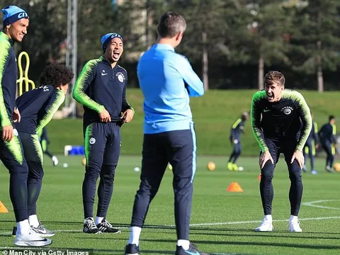 Cầu thủ Man City cười hả hê khi Liverpool đấu Arsenal