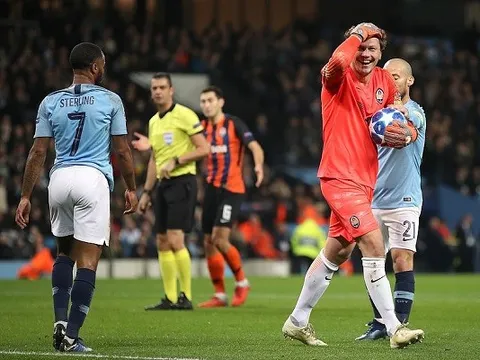 Cầu thủ Shakhtar Donetsk phản ứng ra sao khi nhìn Sterling "vấp cỏ" thành công?