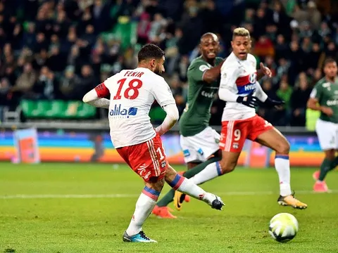 Cầu thủ 'suýt bị đánh' san bằng thành tích của Benzema