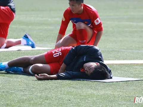 Cầu thủ U23 Việt Nam “chết ngất” với bài nhồi thể lực của thầy Park