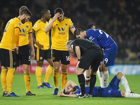 Cầu thủ Wolves ôm mặt sau cú va chạm làm Fabregas nằm bất động