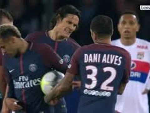Cavani lại từ chối cho Neymar sút penalty