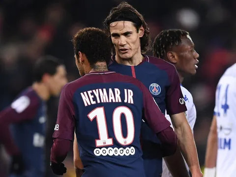 Cavani xin Neymar đá penalty và sút hỏng