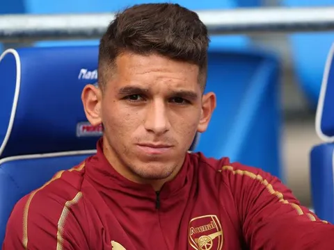 CĐV Arsenal choáng váng với tình huống cản phá bất chấp của Torreira