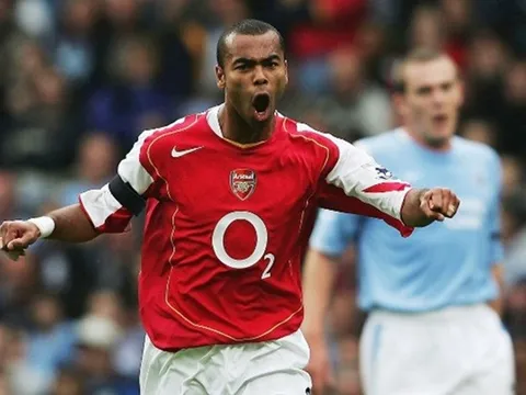 CĐV Arsenal kêu gọi HLV Emery chiêu mộ ngay "Ashley Cole đệ nhị"