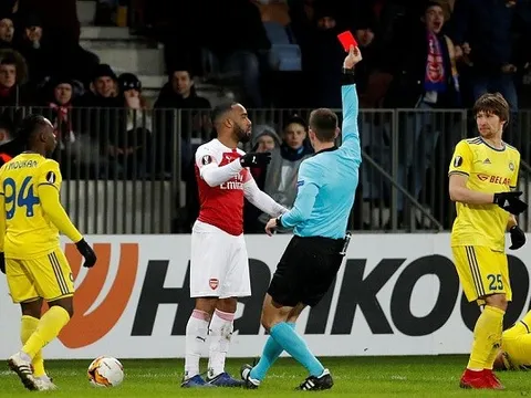 Arsenal điêu đứng sau cú vung chỏ của học trò Emery