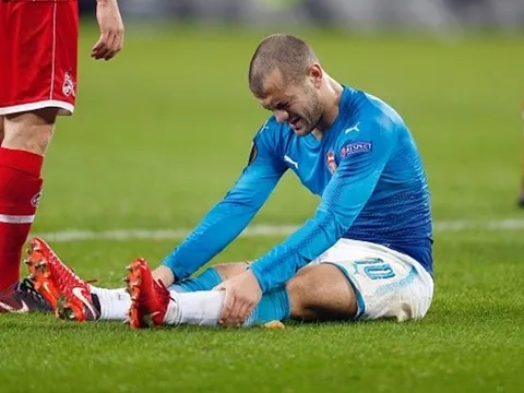 CĐV Arsenal thót tim trước cảnh Wilshere ôm chân nhăn nhó