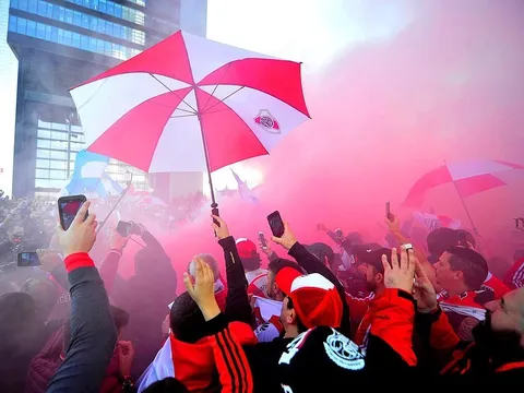 CĐV Boca Juniors và River Plate hò hét, đốt pháo sáng loạn cả khu Madrid