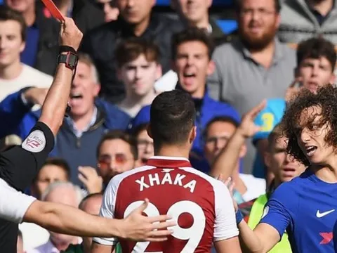 CĐV Chelsea tranh cãi nảy lửa vì chiếc thẻ đỏ của David Luiz
