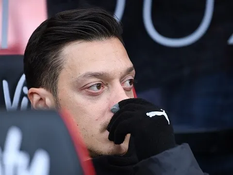 CĐV có buồn lòng khi thấy hình ảnh này của Ozil ngoài được đường pitch?