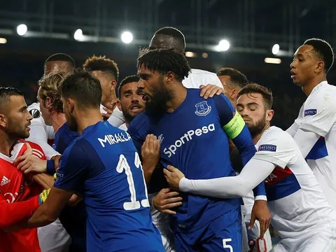 CĐV Everton bồng con nhỏ, tham gia đánh cầu thủ Lyon