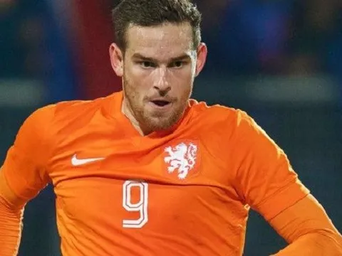 CĐV Gà trống nổi khùng với phong độ của Vincent Janssen